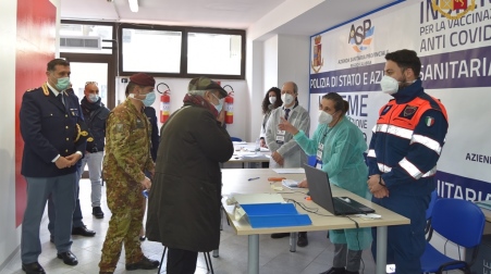 Polizia di Stato: “Vax Day” al punto vaccinale presso il XII Reparto Mobile di Reggio Calabria L’organizzazione dell’hub vaccinale messa in campo dalla Polizia di Stato, dall’ASP di Reggio Calabria e dalla Protezione Civile, consente nel quotidiano un ordinato svolgimento delle operazioni di inoculazione