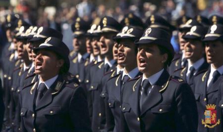 Oggi la Polizia di Stato celebra i 40 anni della legge di riforma Il 1 aprile 1981 è infatti stata promulgata la legge 121 che ha “smilitarizzato” il Corpo delle Guardie di Pubblica Sicurezza, costituito la Polizia di Stato come prima forza di polizia civile a competenza generale e ridisegnato il sistema della Pubblica Sicurezza del Paese