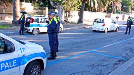 Controllo a tappeto sulle frodi legate all’esposizione di contrassegni e stalli riservati ai disabili, denunciate 8 persone e rilevati 35 parcheggi abusivi L’assessore Paolo Brunetti: «Attività frutto del grande lavoro e della professionalità degli agenti del Nucleo Radiomobile».