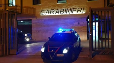 Tenta di scappare con la droga in piazza, arrestato un 20enne calabrese Sia la droga che tutto il materiale veniva sottoposto a sequestro penale, anche al fine di analizzare il contenuto dei cellulari usati dal giovane