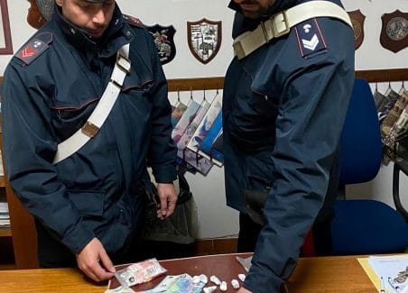 Notte di sequestri e denunce in Calabria, arresti per spaccio e denunce I Carabinieri nelle ultime 24 ore hanno svolto incessanti controlli alla circolazione stradale e alla prevenzione e repressione dello spaccio di sostanze stupefacenti, a seguito dei quali hanno arrestato due soggetti per detenzione di sostanza stupefacente