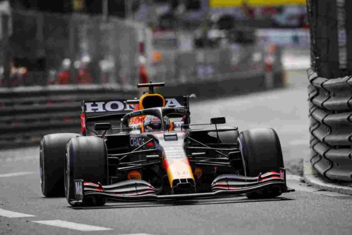 Verstappen vince a Montecarlo davanti a Sainz