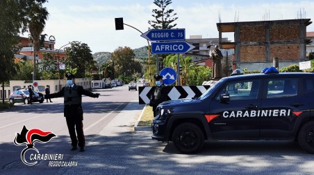 Arrestato nel reggino un sorvegliato speciale perchè in giro fuori dagli orari consentiti Nello specifico, gli uomini dell’Arma, passando per le vie del centro, hanno notato, nascosto in parte dalla mascherina, un uomo dai tratti familiari che una volta fermato, è stato loro immediatamente chiaro di chi si trattasse