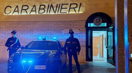 In meno di 24 ore denunciato due volte un 27enne calabrese A seguito di perquisizione personale, nel marsupio che portava a tracollo, un coltello a serramanico, il cui porto in pubblica via non è consentito dalla legge