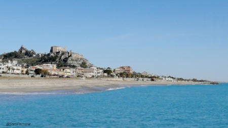 Al Comune di Roccella Jonica il premio “Mare Pulito Bruno Giordano 2021” Giunto alla III edizione, il riconoscimento è conferito ai Comuni che si distinguono per le buone pratiche ambientali. A seguito di un’attenta analisi dei dati forniti dall’Arpacal e delle attività svolte per la cura della qualità delle acque e della costa