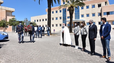 Lamezia Terme: la Polizia di Stato ha commemorato il Vice Sovrintendente Pietro Caligiuri, vittima del dovere Nella mattinata di ieri, presso il piazzale del Commissariato di P.S. di Lamezia Terme, il Questore della Provincia di Catanzaro, Mario Finocchiaro, assieme alla vedova, Ornella Spinosa, e ai figli, Laura e Stefa-no, ha deposto alla stele dei Caduti della Polizia di Stato un cuscino di fiori