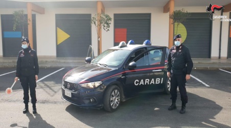 Evitata una tragedia a Corigliano Calabro Tutto aveva inizio intorno alle 21 quando giungeva alla locale Centrale Operativa una chiamata di aiuto da parte di alcuni residenti delle case popolari dello scalo coriglianese