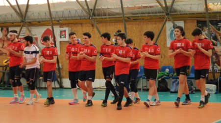 School Volley Taurianova, vince contro la Luck ed è prima in classifica Partono bene i padroni di casa di mister De Marco che nel primo set con attacchi continui vincono per 25-19