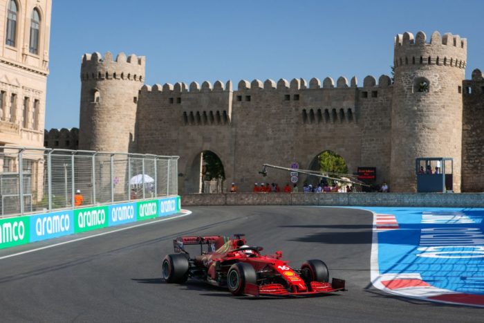 Leclerc in pole a Baku, poi Hamilton e Verstappen