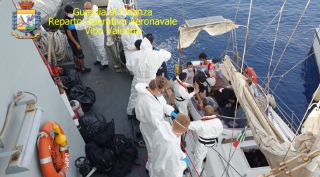 La GdF intercetta un’imbarcazione  con 28 migranti a bordo, arrestati due turchi Scattate  le  ricerche  lungo  la  costa  limitrofa,  ad  opera  di  pattuglie  della  Guardia  di Finanza, volte ad individuare eventuali responsabili del traffico