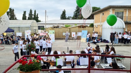 Taurianova, “Settimana nazionale della musica” all’Istituto “N. Contestabile” Gli spazi esterni di cui è dotata la scuola sono stati allestiti con stand e installazioni realizzati dai ragazzi e che hanno fatto da scenografia alle classi tutte che hanno lavorato durante la settimana, tra questi anche uno stand dal titolo “Riciclo-Ricreo-Risuono”