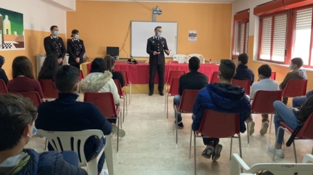 A scuola di legalità, i carabinieri incontrano gli studenti I Carabinieri della Compagnia di Bianco hanno tenuto diverse conferenze nelle scuole di vari paesi della locride, da Palizzi a Bianco, Bruzzano Zeffirio e Africo Nuovo. Il Capitano Garrì: “In queste aule si combatte la battaglia più importante”