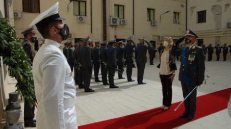 Guardia di Finanza, si è celebrato il 247° anniversario di fondazione del Corpo Il Comandante Regionale Calabria, Generale di Brigata Guido Mario Geremia, e S.E. il Prefetto di Catanzaro, dott.ssa Maria Teresa Cucinotta,hannodeposto una corona d’allorod’avanti alla “targa commemorativa” dedicata al sacrificio ed  alla  memoria  del  Brigadiere  mare  Pietro  Laganà