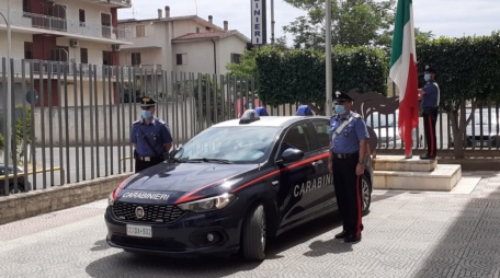 Non si ferma all’alt e crea panico nel centro cittadino in Calabria Una volta identificato il guidatore, i militari, unitamente ad altre gazzelle impiegate nel servizio, procedevano alla perquisizione veicolare e personale, che dava esito positivo