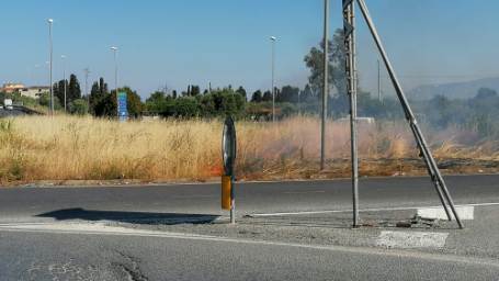 Gioia Tauro, incendio nella rotatoria svincolo A2, messo in sicurezza dai Vigili del Fuoco Insieme a loro anche la Polizia Stradale, allertati da alcuni passanti