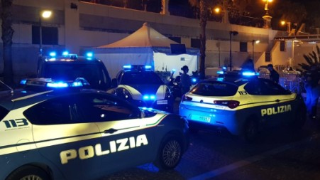 Arrestato in flagranza un 51enne reggino per atti persecutori nei confronti dell’ex compagna Gli Agenti delle Volanti, con tempestività e professionalità, sono intervenuti sul lungomare Falcomatà a seguito di richiesta di aiuto pervenuta presso la Sala Operativa della Questura di Reggio Calabria