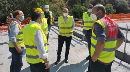 Il Consigliere Delegato Carmelo Versace sul cantiere della Gallico – Gambarie: “Opera completa quasi al 65%, sarà consegnata entro la prossima estate”  Accompagnato dai tecnici della Metrocity e dell'impresa, il Delegato dell'Amministrazione Falcomatà fa il punto sullo stato di avanzamento del cantiere della nuova arteria stradale, strategica per il collegamento mare-monti nell'area dello Stretto