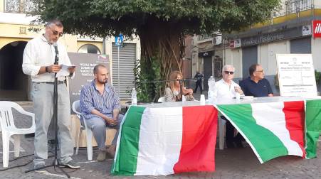 Circolo FdI Polistena su manifestazione di commemorazione strage del 05/07/1971 Per ricordare quegli avvenimenti e soprattutto le vittime di quell’infame momento di violenza, Pasquale Valensise, Francesco Iemma, Francesco Scarano e Giovanni Garcea, deponendo una corona di fiori sulla lapide che ricorda quella strage