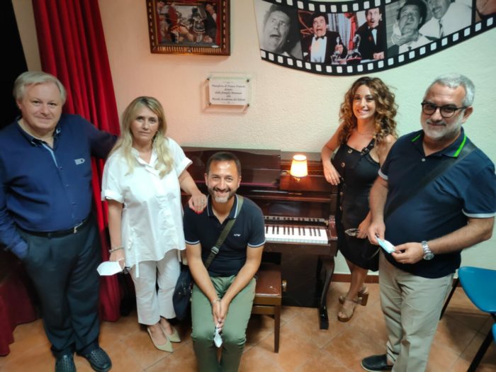 Figli Franco Franchi donano pianoforte padre a talenti Accademia Palermo