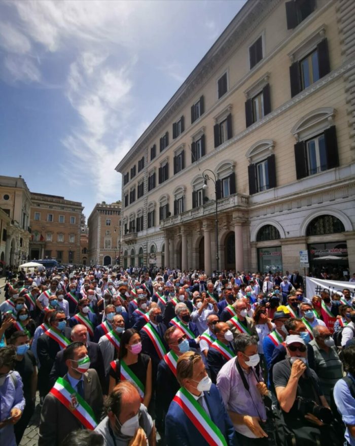 Sindaci siciliani in piazza a Roma chiedono dignità istituzionale