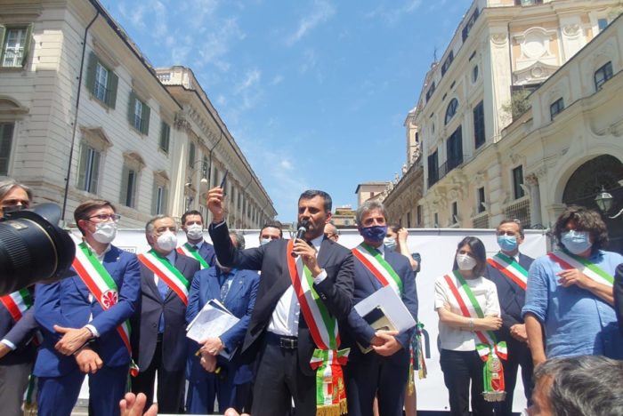 Sindaci in piazza “Siamo colpevoli di voler fare solo il nostro lavoro”