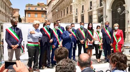 Falcomatà (Anci): “Basta tiro al bersaglio sui sindaci, non porgeremo più l’altra guancia” Il primo Cittadino di Reggio Calabria, delegato al Mezzogiorno e alla Coesione di Anci, a Roma per la manifestazione nazionale insieme a 600 sindaci di tutta Italia