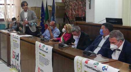 Il sindaco Falcomatà a Siderno all’incontro con i segretari della triplice: “Sindacati sostengano battaglia per il superamento della spesa storica” "I sindacati sostengano la madre di tutte le battaglie: il superamento del criterio della spesa storica per la distribuzione delle risorse statali e la definizione dei Livelli essenziali delle prestazioni