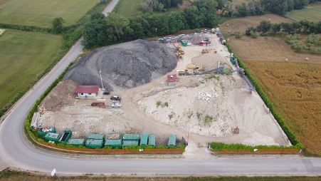 Sequestrate due aree in Calabria per ipotesi di reato di discarica abusiva e inquinamento ambientale Lo stesso degrado, è stato riscontrato in un'area, caratterizzata da un accentuato declivio che termina in una scarpata, sita a ridosso di un’azienda agricola