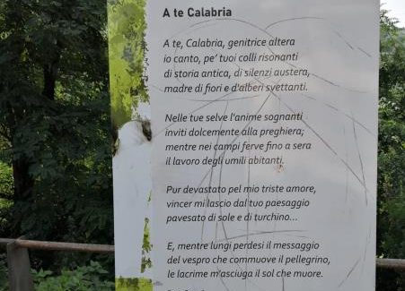 Cittanova, Associazione Kalomena, ferma condanna per l’atto vandalico perpetrato, in Piazza Parise, su uno dei dodici pannelli installati Tale inqualificabile gesto è un’offesa all’intera comunità cittadina e alla memoria storica che, anche attraverso “Le Vie dei Poeti”, si vuole conservare, mantenere viva e trasmettere alle generazioni presenti e future