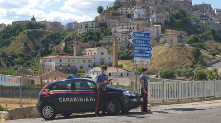 Aggredisce prima gli operatori del 118 e poi i carabinieri, arrestato un 38enne calabrese Giunti sul posto, i militari venivano immediatamente fatti oggetto di minacce da parte dell’esagitato, quindi, quest’ultimo dopo aver afferrato in mano una bottiglia di vetro ed averla infranta, si scagliava contro un Carabiniere