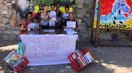 Riace, Mimmo Lucano: “Digiuno contro le politiche migratorie del governo Draghi” Morti nell'indifferenza e con la complicità del governo Draghi che rinnova gli accordi con le bande sanguinarie di Tripoli che sequestrano, violentano, uccidono i migranti