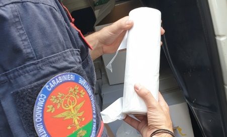 Vendeva buste di plastica non conformi, sanzionato e sequestrata la merce  Al soggetto coinvolto veniva contestato p.v. amministrativo per una sanzione di importo pari a € 5.000,00