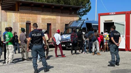 Tendopoli di San Ferdinando: censiti i dimoranti e raccolte le adesioni per  la campagna di vaccinazione anti Covid-19 A questo primo intervento si è aggiunta una mirata attività, posta in essere dalle Forze dell’Ordine, finalizzata a censire le attuali presenze ed a valutare le posizioni giuridiche dei cittadini extracomunitari dimoranti 