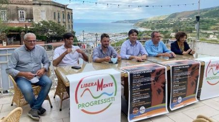 De Magistris a Tropea al fianco di Lo Schiavo: «Bruni e Occhiuto parte dello stesso sistema che ha distrutto la Calabria» L'operazione Bruni va nella direzione del sostegno ad Occhiuto. Se fosse davvero una candidatura civica sarebbe venuta con noi