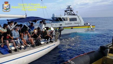 Intercettata imbarcazione carica di migranti in Calabria, individuati 4 trafficanti Nella notte fra venerdì e sabato, individuata la prima barca a vela sospetta, da Crotone hanno preso il mare due unità navali, per intercettare l’imbarcazione e individuare i facilitatori eventualmente a bordo, impedendo loro di avvicinarsi troppo al litorale, sbarcare e dileguarsi a terra