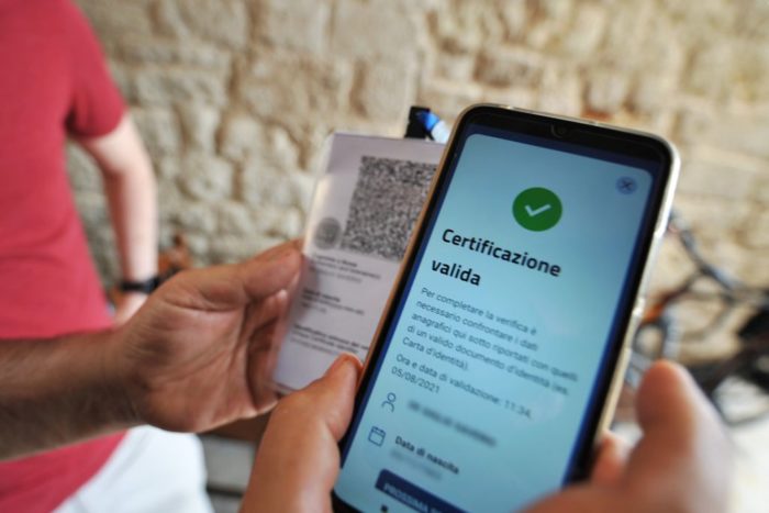 Green pass, Governo approva obbligo per scuola e trasporti