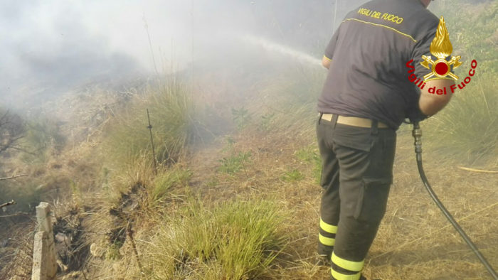 Incendi, ancora fiamme sulle Madonie. Patuanelli a Palermo