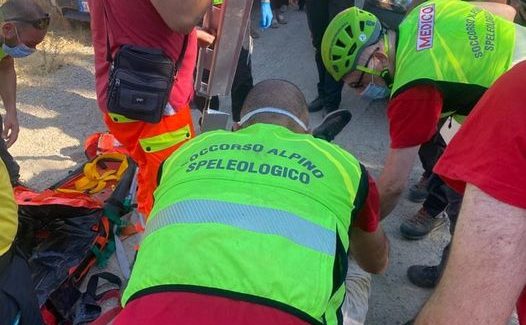 Rossano, il soccorso alpino salva un uomo di 70 anni L'uomo, in contrada Petraro, mentre era fuori in campagna per andare a prendere dell'acqua cadeva procurandosi una sospetta frattura del femore