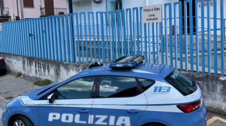 Agenti del commissariato di Taurianova, salvano un uomo che voleva suicidarsi con la bombola del gas Nei giorni scorsi, in Cittanova, il personale della Polizia di Stato in servizio presso l’Ufficio Prevenzione Generale e Soccorso Pubblico del Commissariato di Taurianova è intervenuto presso l’abitazione di un 29enne, Sorvegliato Speciale di P.S. e pregiudicato, che manifestava evidenti intenti suicidari