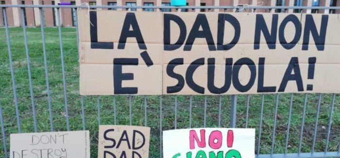 Calabria, scuola, la DAD un fallimento. A chi sta bene? Oltre 13 mila su 40 mila insegnanti non si sono vaccinati. Perchè? Inutile nasconderlo sono stati 18 mesi di “pandemia” e per  tanti attori della scuola è stata una  vera pacchia. Cerchiamo di capire le ragioni