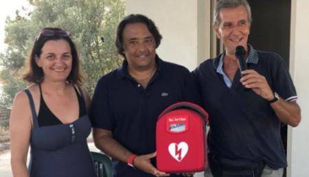 La Fondazione Girolamo Tripodi ha donato un defibrillatore al Villaggio “Costa dei Saraceni” di Bova Marina E’ opportuno sottolineare che il villaggio è composto da almeno 250 unità immobiliari e che durante il periodo estivo si registrano circa 1.500 presenze