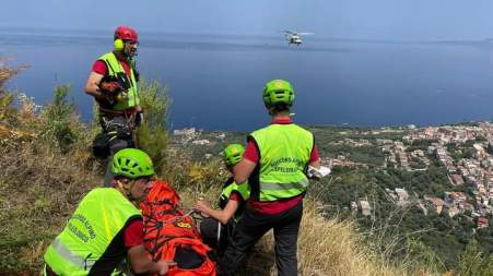 Recuperata escursionista nel reggino dal soccorso alpino La paziente è stata condotta all'ospedale di Polistena per le cure del caso. Si ringrazia ancora una volta il V Reparto Volo della Polizia, per la fattiva collaborazione, il commissariato di PS di Palmi e i VVFF in supporto