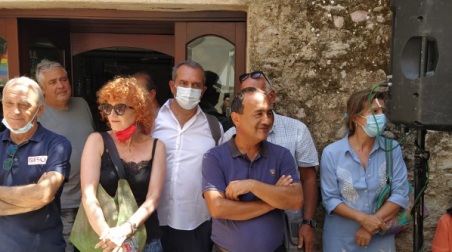 Fiorella Mannoia a Riace: incontro con Mimmo Lucano a sostegno di “Un’altra Calabria è possibile” La giornata è iniziata alle 11 alla Porta dell'Acqua del paese, dove un nutrito numero di giornalisti, abitanti del borgo (e non solo) ha accolto a suon di musica e applausi la cantante