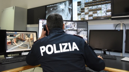 Per estorcere del denaro, ha incendiato la porta di casa a due anziani, arrestata una donna reggina L’arrestata, individuata a pochi minuti di distanza dalla segnalazione giunta su utenza 113 grazie alle precise indicazioni fornite dalla segnalante ed alla profonda conoscenza del territorio del personale operante