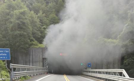 Incendio all’interno della Galleria Limina, traffico bloccato Sembra che l'incendio sia statpo causato da un'auto in fiamme all'inerno della galleria