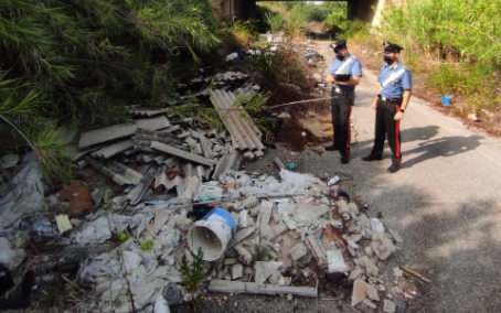 Rosarno, sequestrata una discarica abusiva a cielo aperto Nella fattispecie, nel corso del controllo di polizia, su strada i militari operanti hanno rinvenuto ingenti quantità di rifiuti speciali pericolosi, fra i quali plastiche per imballaggi, ingombranti di vario genere e persino innumerevoli lastre e tegole in amianto “Eternit”