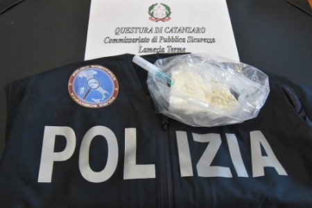 Arrestato a Lamezia un 20enne originario del reggino per possesso di droga Il giovane a bordo della propria autovettura, aveva appena imboccato la statale in direzione di Lamezia Terme, quando veniva fermato dagli operatori di Polizia