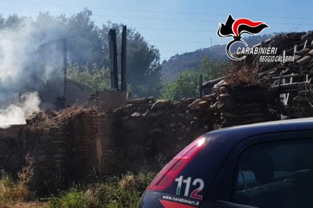 I carabinieri spengono un incendio in un’area di 500mq nel reggino Giorni particolarmente delicati questi, che vedono i reparti dell’Arma territoriale nella provincia di Reggio Calabria, costantemente impegnati nel controllo delle aree boschive a rischio incendio