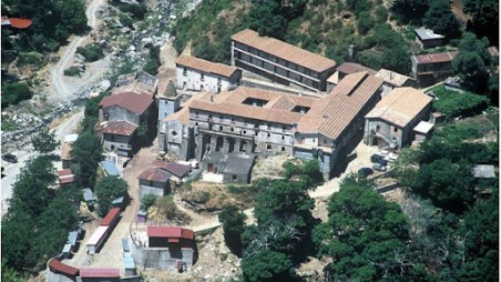 La Calabria brucia, isolato il santuario della Madonna in Aspromonte La strada per la Madonna di Polsi lambita dalle fiamme