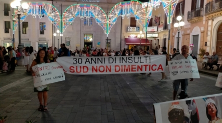 Palmi, protesta pacifica contro Matteo Salvini durante la festa di San Rocco Alcuni contestatori hanno atteso l'arrivo del leader del Carroccio con cartelli e striscioni, la maggior parte erano sostenitori di Luigi de Magistris